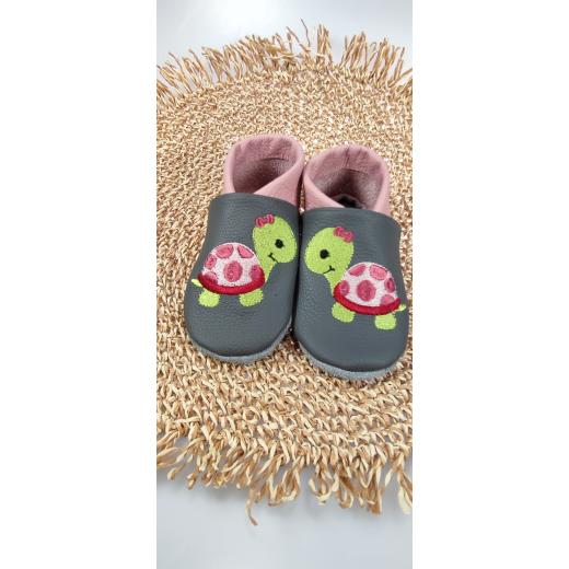 Lederpuschen Schilkröte mit Schleife gestickt