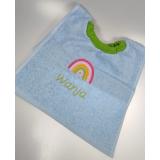 Lätzchen bestickt mit Regenbogen und Namen Lätzchen bestickt mit Regenbogen und Namen