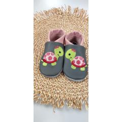 Lederpuschen Schilkröte mit Schleife gestickt